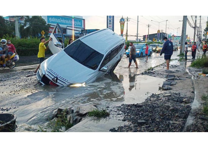 2020–07-28 水管破裂坏路面车辆一头栽坑洞